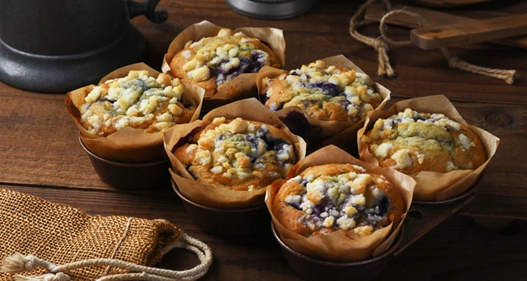 Gesunde Haferflocken-Muffins mit Banane, Heidelbeeren und Apfel